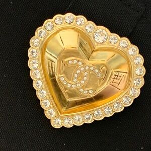 Absolutely stunning authentic brand new Chanel gold plated brooch w/cc crystals.